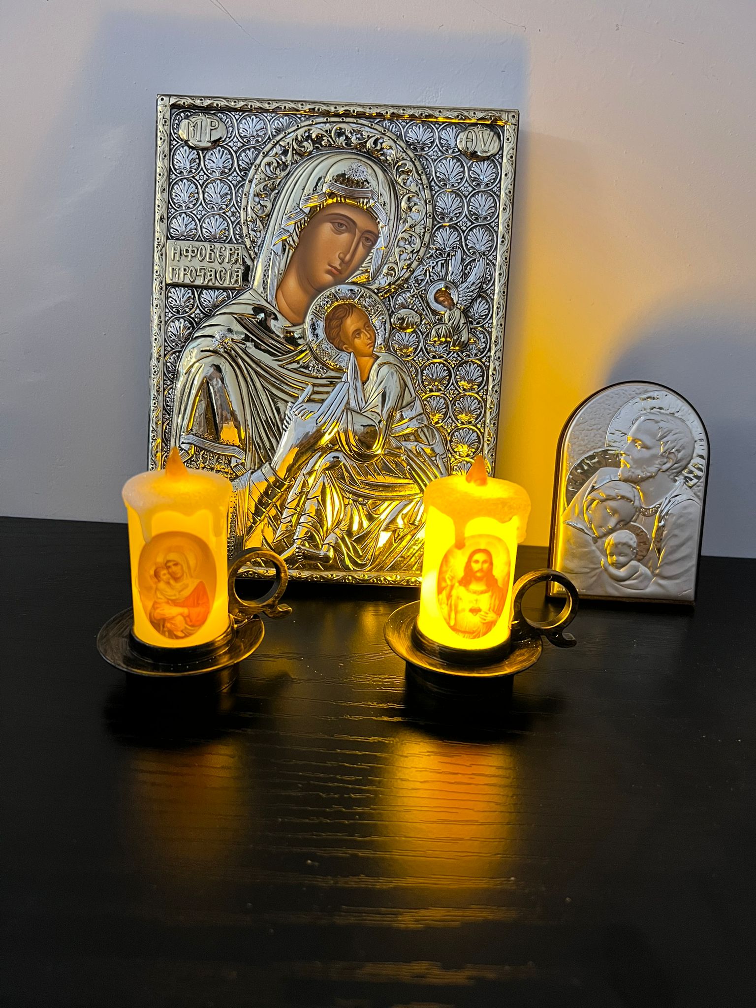 Lumânari speciale. Altarul tau de acasa